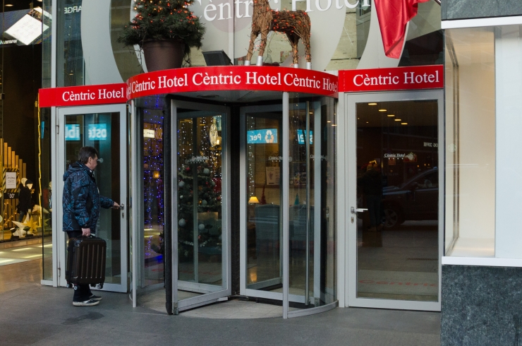 Un turista entrant a un establiment hoteler.